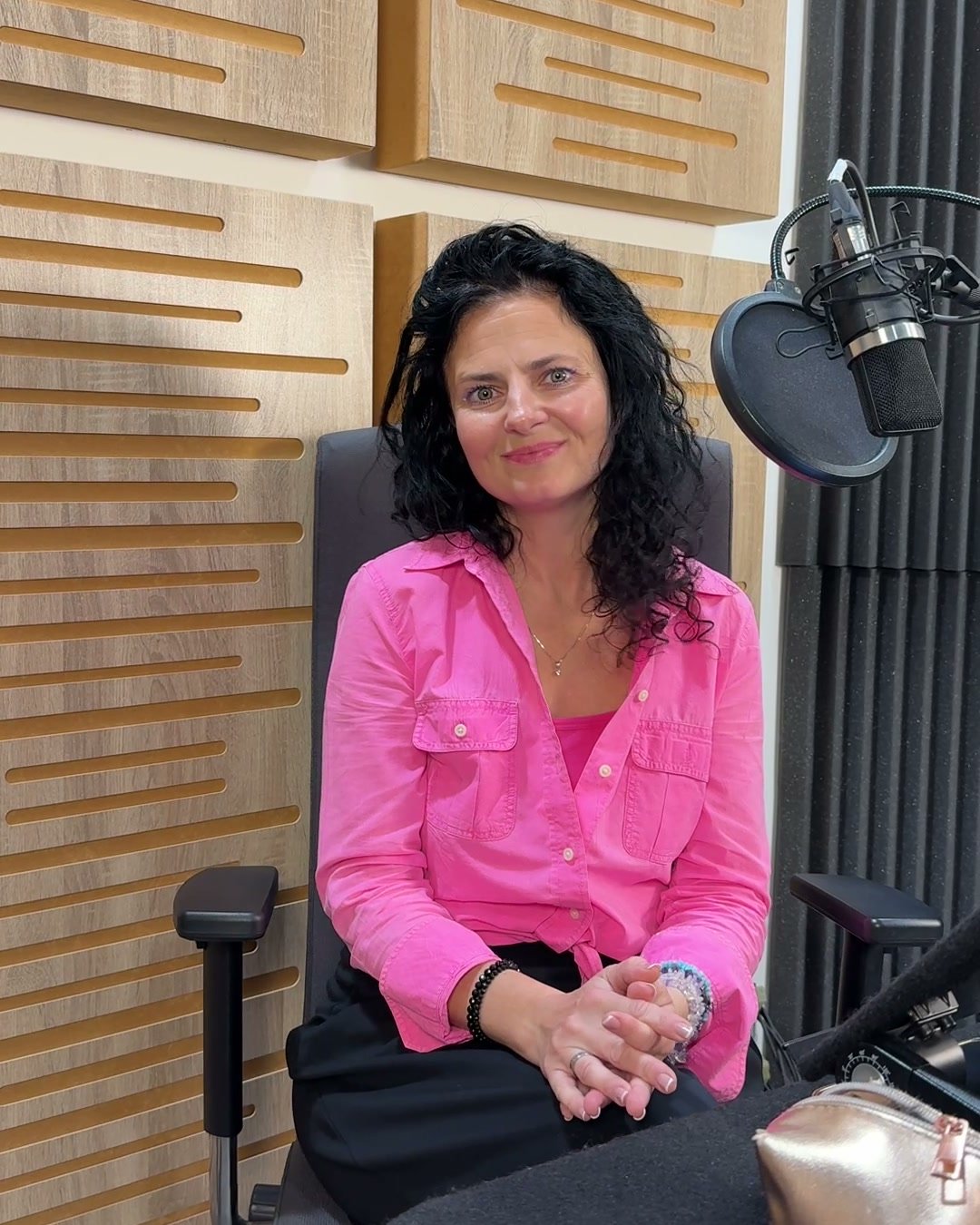 Joanna Pach-Żbikowska w studiu Storylandii przy nagraniu „Akademii Małych Odkrywców”